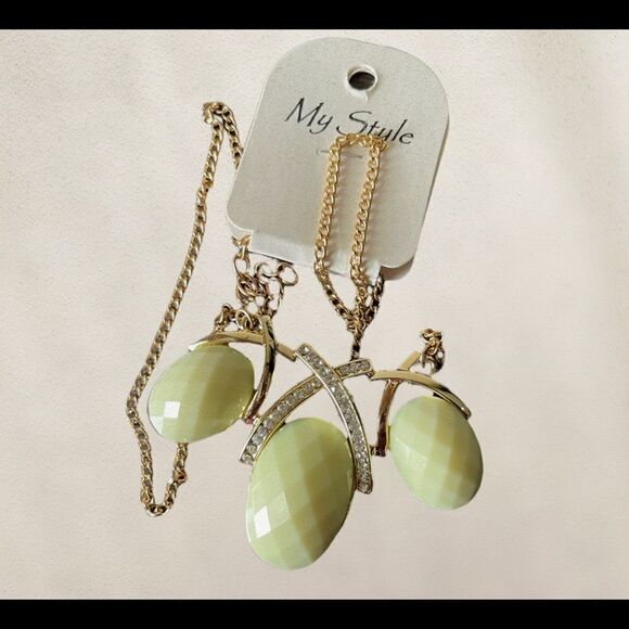 3/$25❗️Pastel Green & Gold tone Fashion Necklace - Picture 1 of 3